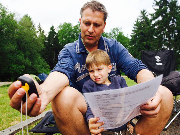HOCH KONZENTRIERT - Während Fin die Anleitung studiert, gibt sein Papa die ersten Koordinaten ins GPS-Gerät ein.